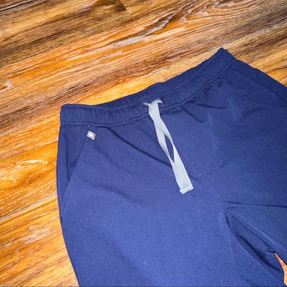 LIKE NEW Figs Women’s Scrubs Joggers Pants - Picture 3 of 4